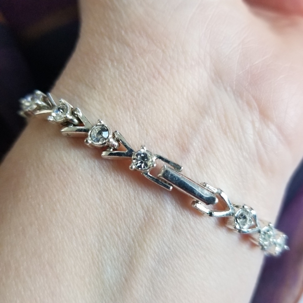 Silvertone Avon Tennis Bracelet V Shaped With Clear Rhinestones EUC - Picture 4 of 10